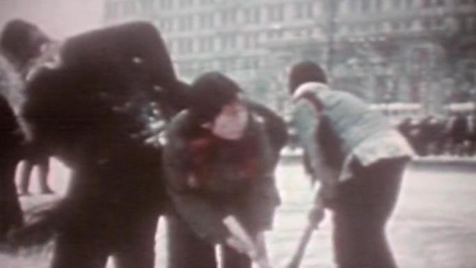1972年2月 北京 扫雪