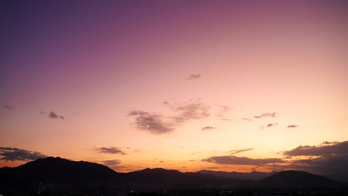 傍晚天空晚霞黄昏火烧云乡村山唯美彩霞紫霞