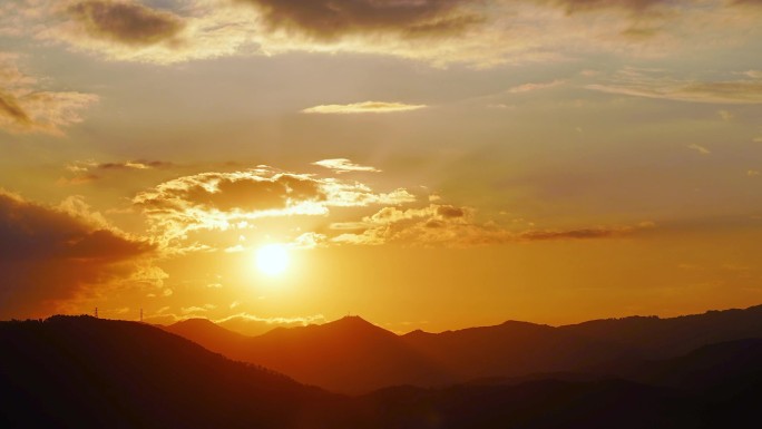 清晨山上日出延时 阳光云朵山峰早上太阳光