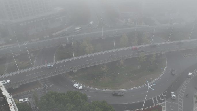 航拍城市大雾天气道路高架车辆缓慢行驶
