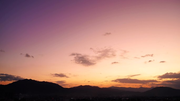 傍晚天空晚霞黄昏火烧云乡村山唯美彩霞紫霞