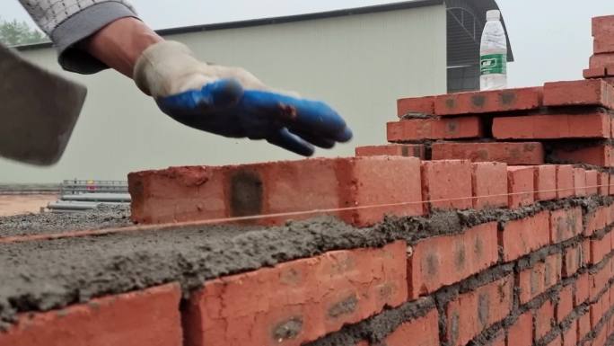 民工沏砖红砖沏墙沙石水泥搅拌工地建设工程