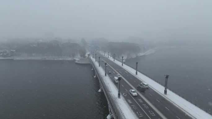 航拍长春市第一场雪中的南湖大桥
