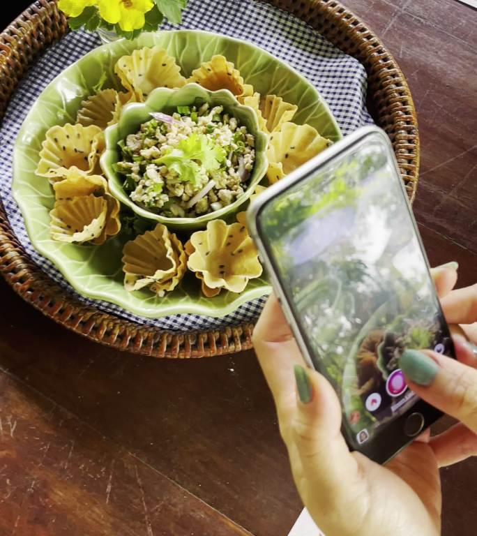 人们使用智能手机拍摄食物