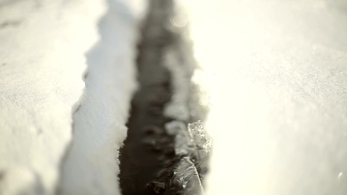 晴天冰冻湖面开裂冰雪融化结晶风平浪静