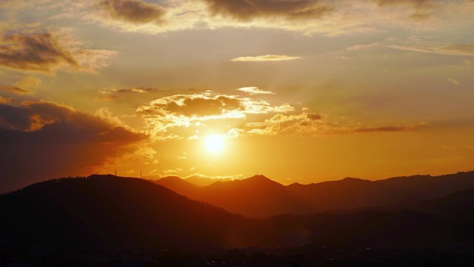 清晨山上日出延时 阳光云朵山峰早上太阳光