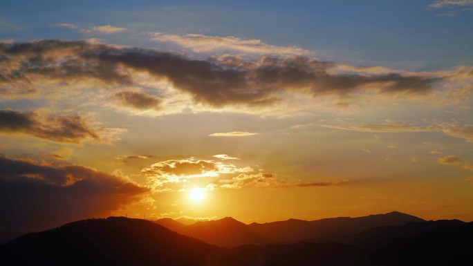 清晨山上日出延时 阳光云朵山峰早上太阳光