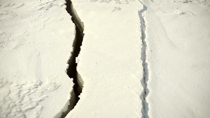 晴天冰冻湖面开裂晴天冰冻湖面开裂冰天雪地