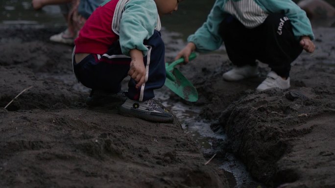 儿童快乐童年河边玩泥巴幸福玩耍