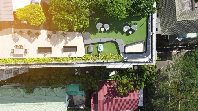 一对夫妇在泰国芭堤雅酒店的屋顶上用无人机拍摄旅行视频。
