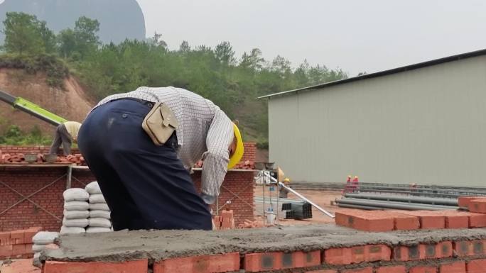 繁忙的工地民工沏砖红砖沏墙沙石建设工程