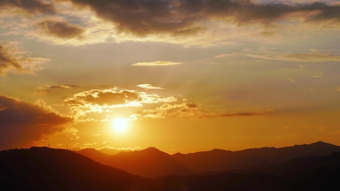 清晨山上日出延时 阳光云朵山峰早上太阳光