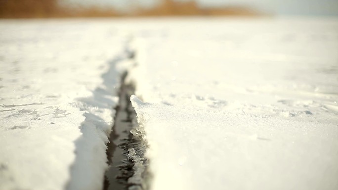 晴天冰冻湖面开裂晴天冰冻湖面开裂雪地冰天