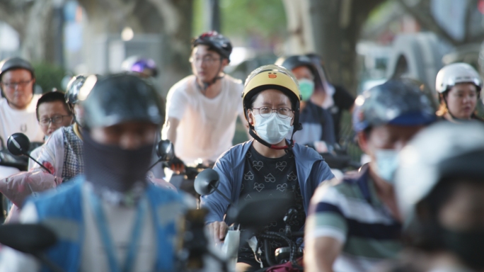骑电瓶车上下班的人清晨街道人文城市人文