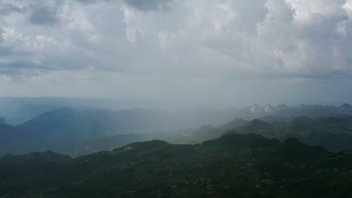 4k航拍山区雨幡现象