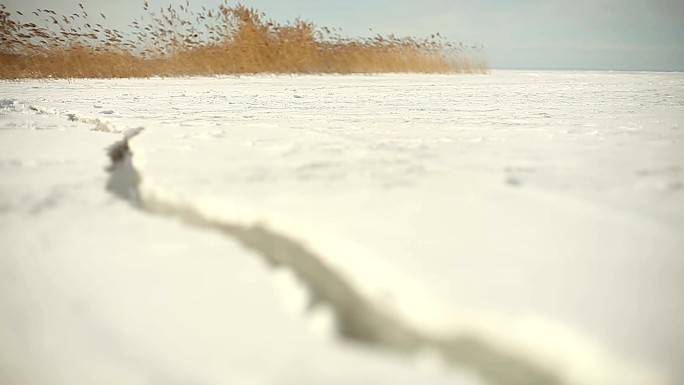 晴天冰冻湖面开裂晴天冰冻湖面开裂雪地冬天