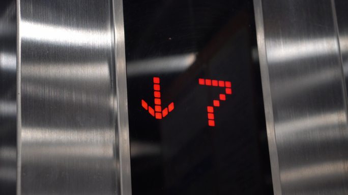 电梯楼层显示下降的电梯搭乘电梯直梯轿厢