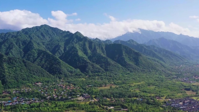 《风景如画的秦岭山》