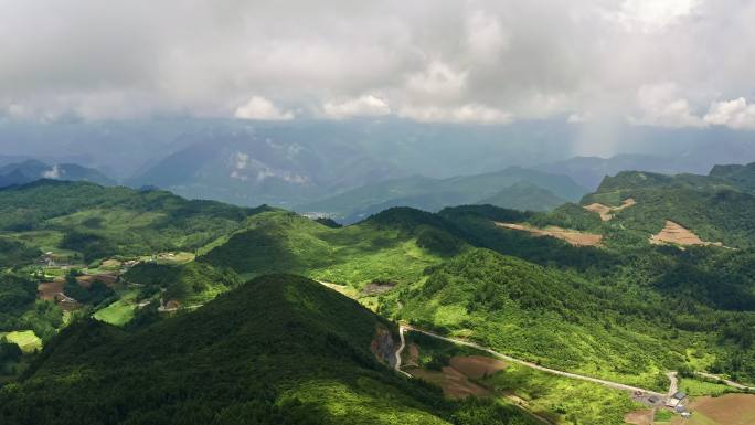 4k航拍山区宏伟壮观雨幡现象