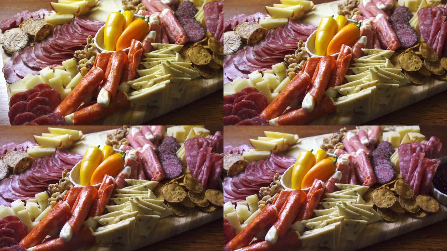 开胃菜特色肉/奶酪板，在室内庆典/派对上，桌子上放着各种肉类、奶酪和饼干