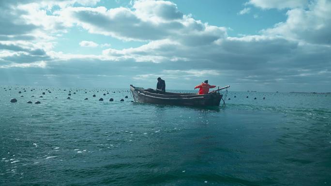 清晨渔民出海打渔捕海鲜大丰收