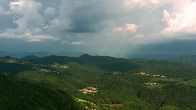 4k航拍山区雨幡现象