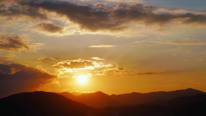 清晨山上日出延时 阳光云朵山峰早上太阳光