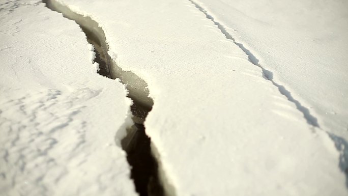晴天冰冻湖面开裂温度上升冬日
