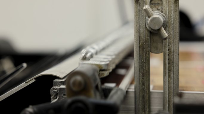 自动机器，将打印介质堆放在印刷厂