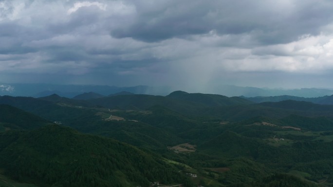 4k航拍山区雨幡现象