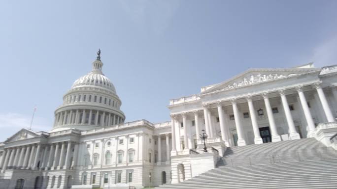 华盛顿特区悬挂美国国旗的美国国会大厦和参议院