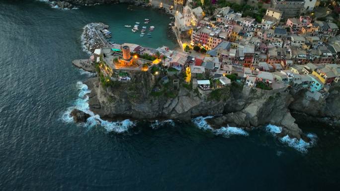 Vernazza的空中无人机日落场景是意大利北部利古里亚省拉斯佩齐亚省的一个小镇。它是游客经常光顾的