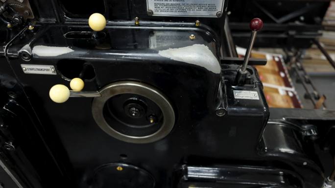 印刷厂机器的特写镜头，对印刷介质进行分类