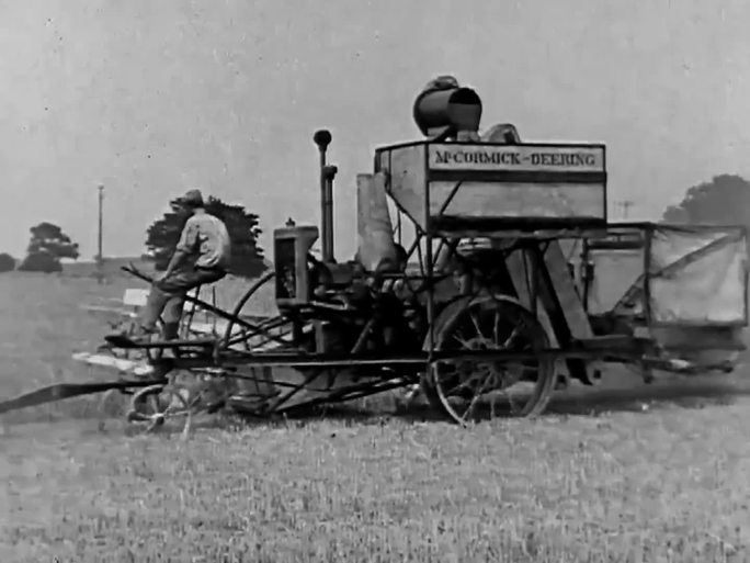 上世纪麦田 农场主收割   机械化收割机