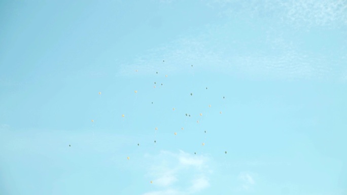 飘向天空中的气球 放飞幸福