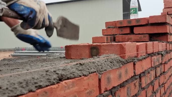 繁忙的建筑工地沏砖沙石水泥搅拌机建设工程