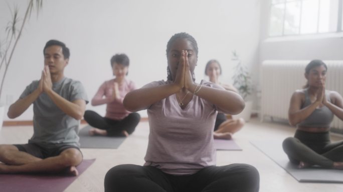 集体冥想班瑜伽外国人打坐冥想健康生活