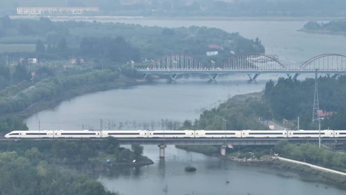 绿巨人高铁 火车 大桥 桥上行驶