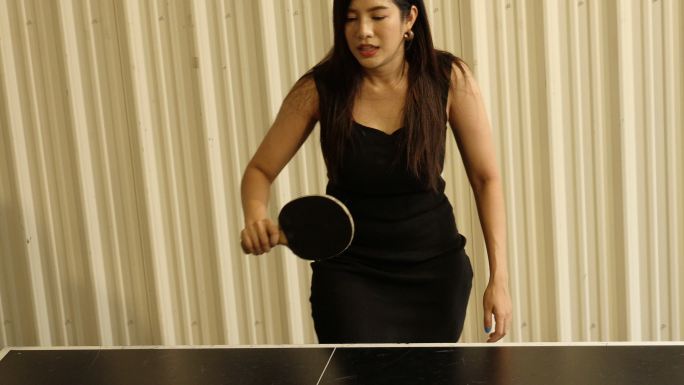 年轻的亚洲成年人在室内打乒乓球乒乓球