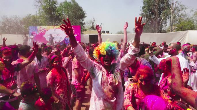 印度洒红节色彩狂欢庆祝跳舞