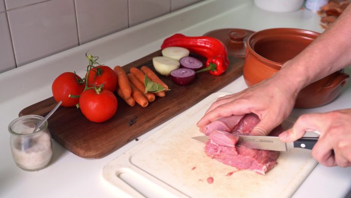 在粘土锅里切肉炖切肉肉食做菜