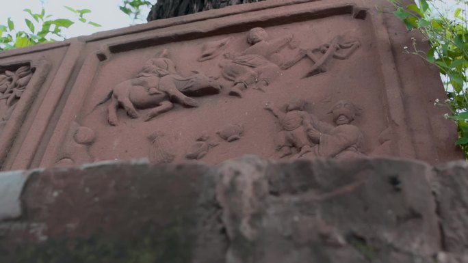 石头浮雕升格视频乡下农村红砂岩浮雕石像