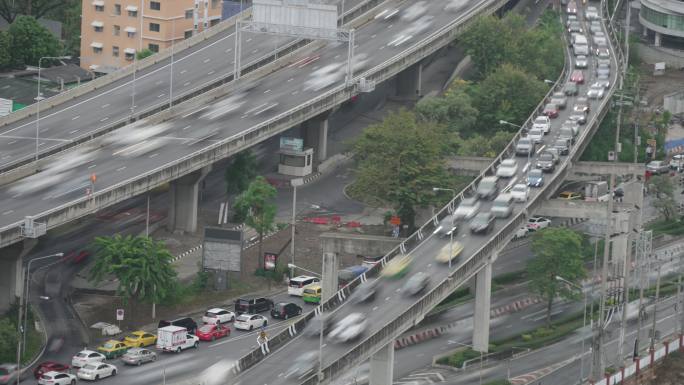 城市景观的时间轴。高景，城市天际线，移动的云。