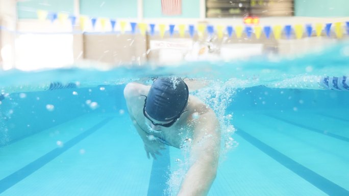 男子游向摄像机体育水运动