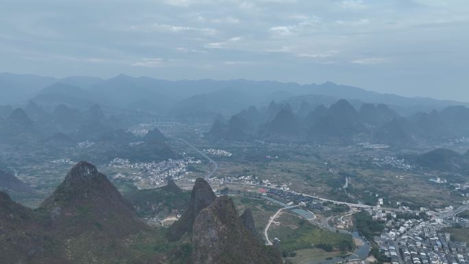 雾霾天喀斯特地貌景观