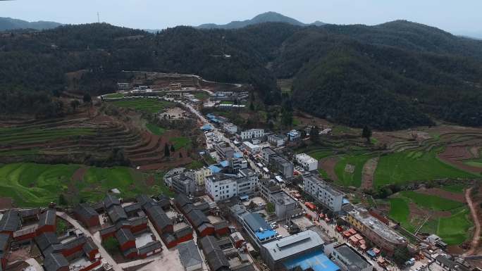 少数民族村寨视频云南大山红墙灰瓦彝族民居