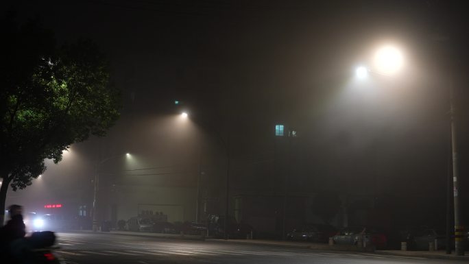 江南秋天冬天早晨凌晨街道车辆行人大雾路灯