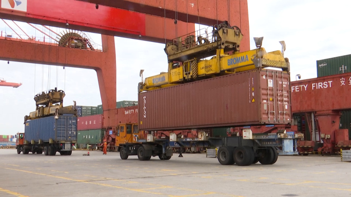 集装箱 装卸货物 海港