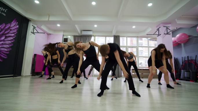 舞蹈团排练舞蹈国外舞蹈团体排练创意