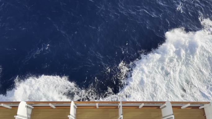 太平洋中的船侧尾迹慢动作清澈的蓝色海洋水柱清洗